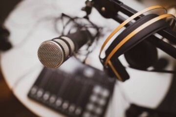 Microphone and headphones for podcasting