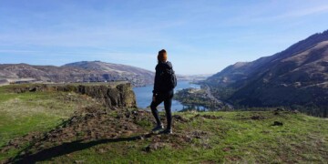 Woman in orange hat hiking the Columbia River Gorge